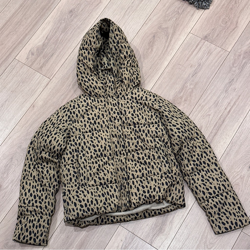 Girls' leopard-print puffer jacket. Water resistant.